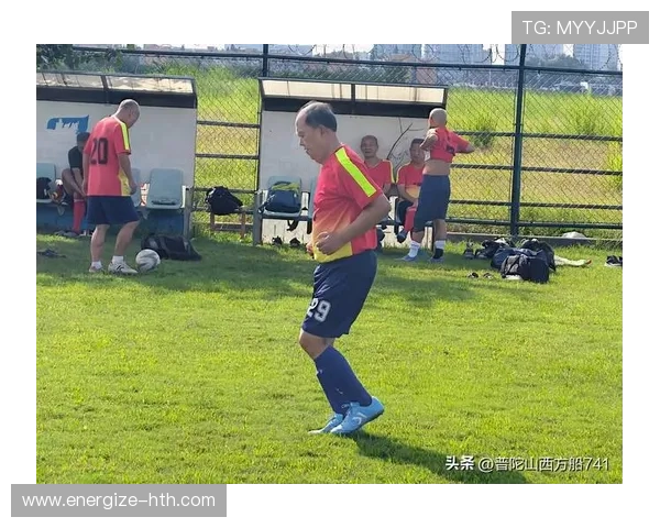 足球场惊现晕倒事件 球星突发健康问题引发广泛关注