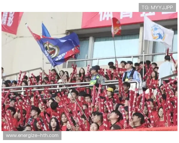 足球星星闪耀绿茵场带动球迷热情点燃赛场激情时刻